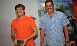 ‘దమ్ము’న్నోడి చేతిలో సింహంలాంటి ఫోన్!!