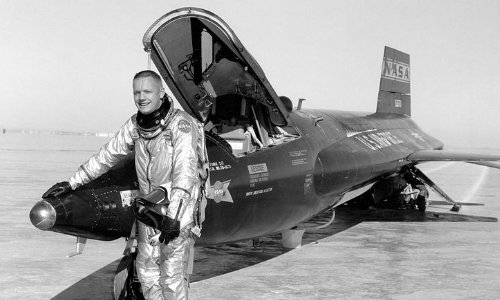 armstrong-29-and-x-15-1-after-a-research-flight-in-1960