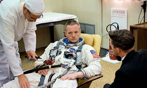 armstrong-goes-through-suiting-up-operations