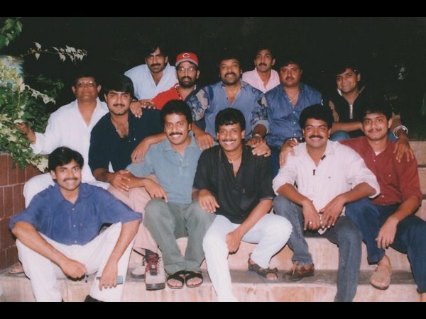 సోషల్ మీడియాలో హల్ చల్ చేస్తున్న పవన్ కళ్యాణ్ అరుదైన చిత్రాలు