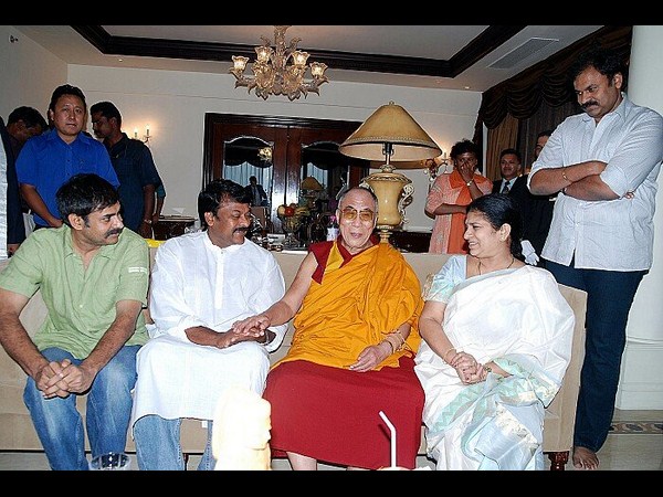 సోషల్ మీడియాలో హల్ చల్ చేస్తున్న పవన్ కళ్యాణ్ అరుదైన చిత్రాలు