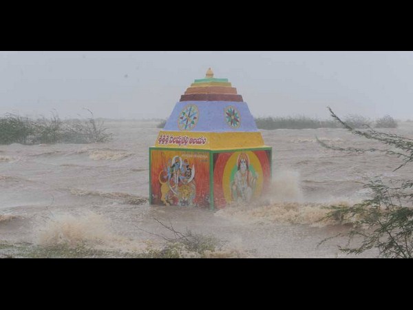 సోషల్ మీడియాలో హుదుద్ కల్లోలం..
