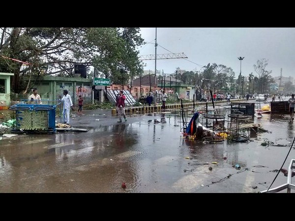 సోషల్ మీడియాలో హుదుద్ కల్లోలం..