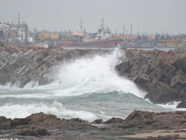 సోషల్ మీడియాలో హుదుద్ కల్లోలం..