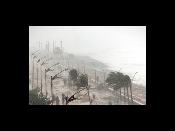 సోషల్ మీడియాలో హుదుద్ కల్లోలం..