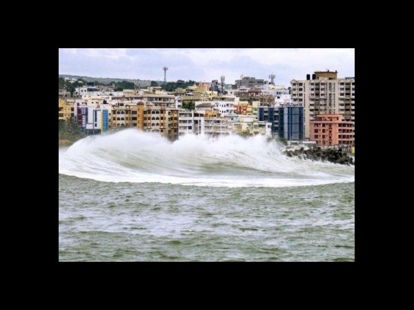 సోషల్ మీడియాలో హుదుద్ కల్లోలం..