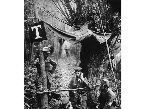 1916లో ఓ జర్మన్ టెలీఫోన్ ఫీల్డ్ స్టేషన్ నుంచి...