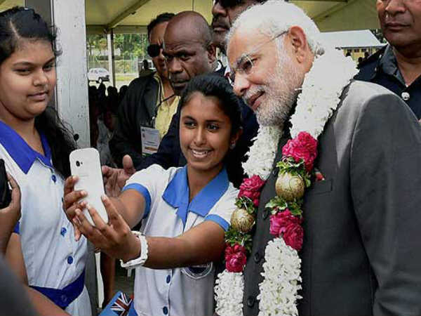 విద్యార్థినులతో మోడీ