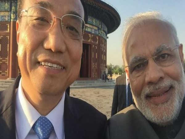 మోడీతో సెల్పీ దిగిన చైనా అధ్యక్షుడు లీ