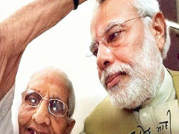 తల్లితో మోడీ
