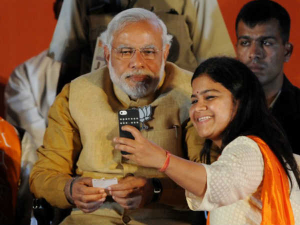 మోడీతో యువతి