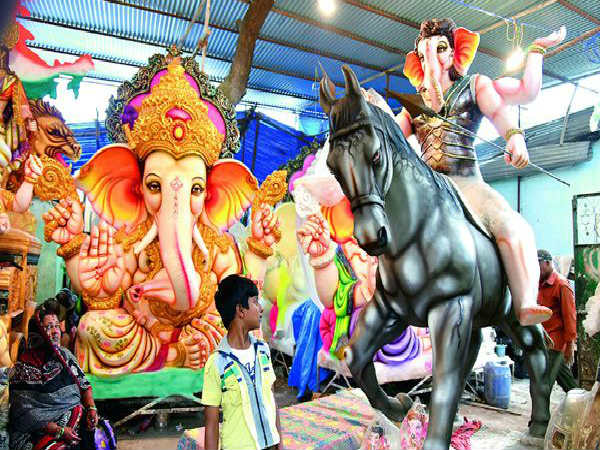యుద్ధానికి పోతున్న బాహుబలి వినాయకుడు