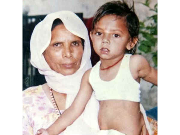 తోకతో బాలుడు