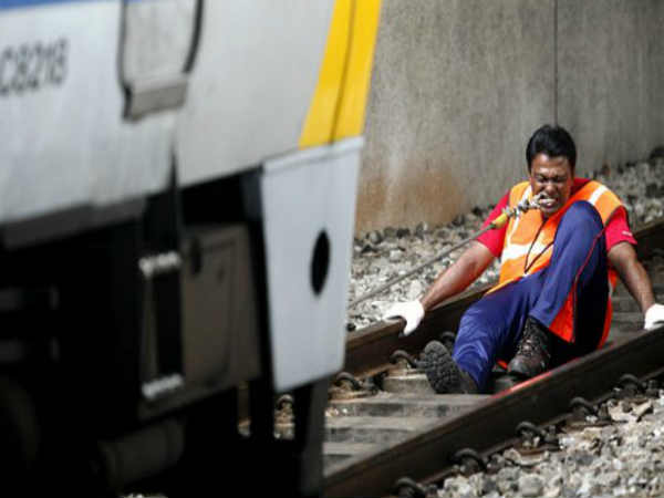 రతక్రిష్ణన్ వేలు ( పంటితో రైలు లాగాడు)