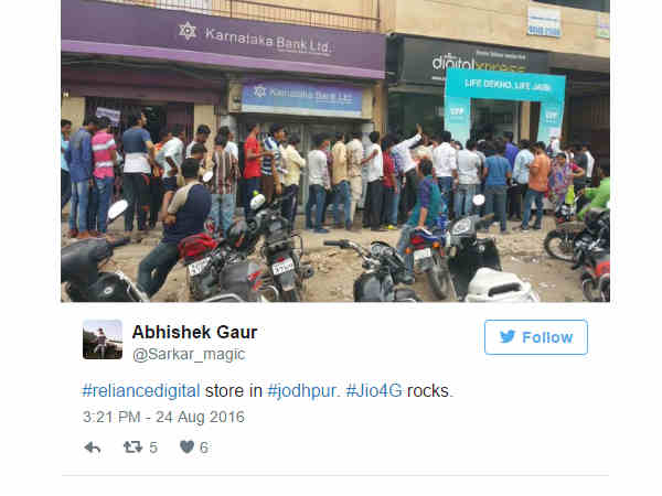 జియో కోసం షోరూంల ముందు క్యూ ఎలా ఉందంటే..