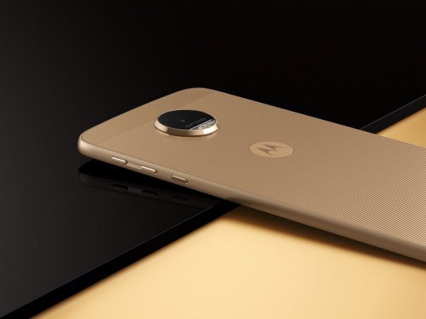 Moto Z2 Play, HTC U11 6GB, 128GB variant