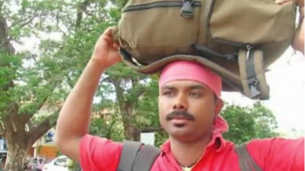 ఓ వైపు లగేజీలు మోస్తూనే ..