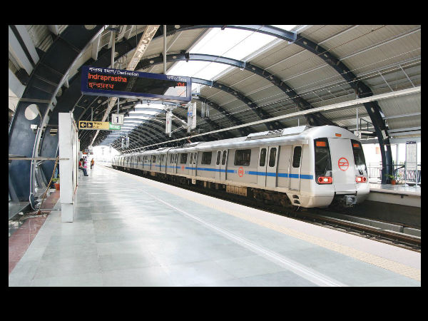 ఢిల్లీ మెట్రో రైళ్లలో బూతు భాగోతాల దుమారం!