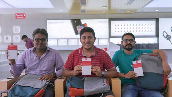 క్యూలో 62 సంవత్సరాల వన్ప్లస్ అభిమాని..