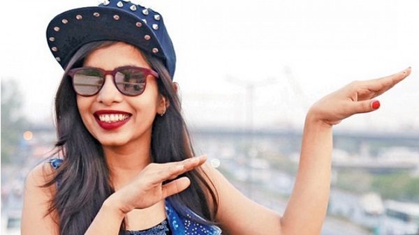 వివాదాస్పద కామెంట్లు చేస్తూ
