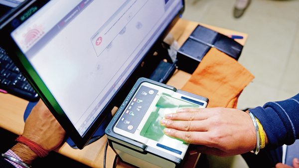 పాన్ కార్డుల స్థానంలో ఆధార్ను